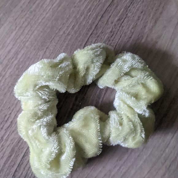Green scrunchie set! - Picture 6 of 6